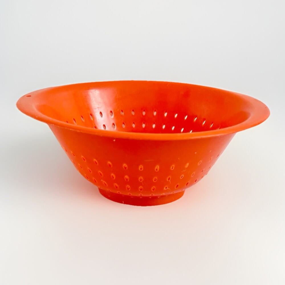 Vintage 70s Rubbermaid Orange Plastic Two Handled Colander Strainer #2931 USA